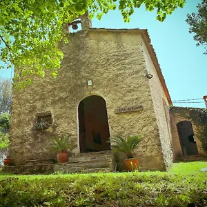 El Pati De L'ermita Fogas de Monclus